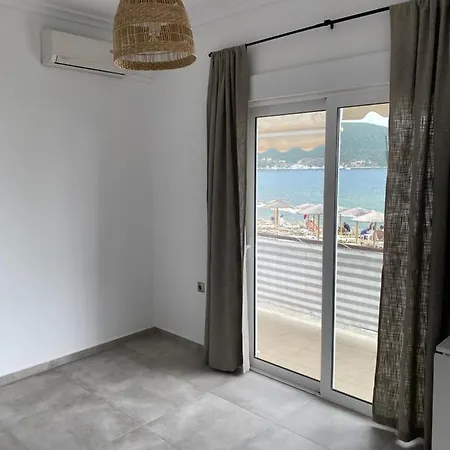 Seafront Apartment Néa Péramos